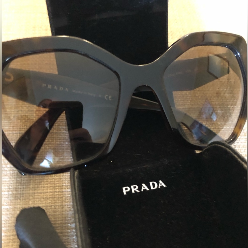 PRADA SUNGLASSES, CASE, & CLOTH (SPR16r 56d 19 2au-4mo 135 2n)